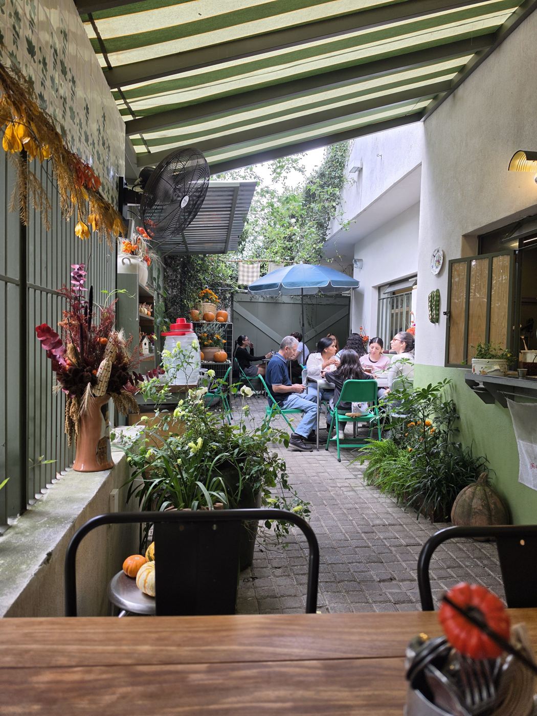 El patio, decorado con temática de cosecha