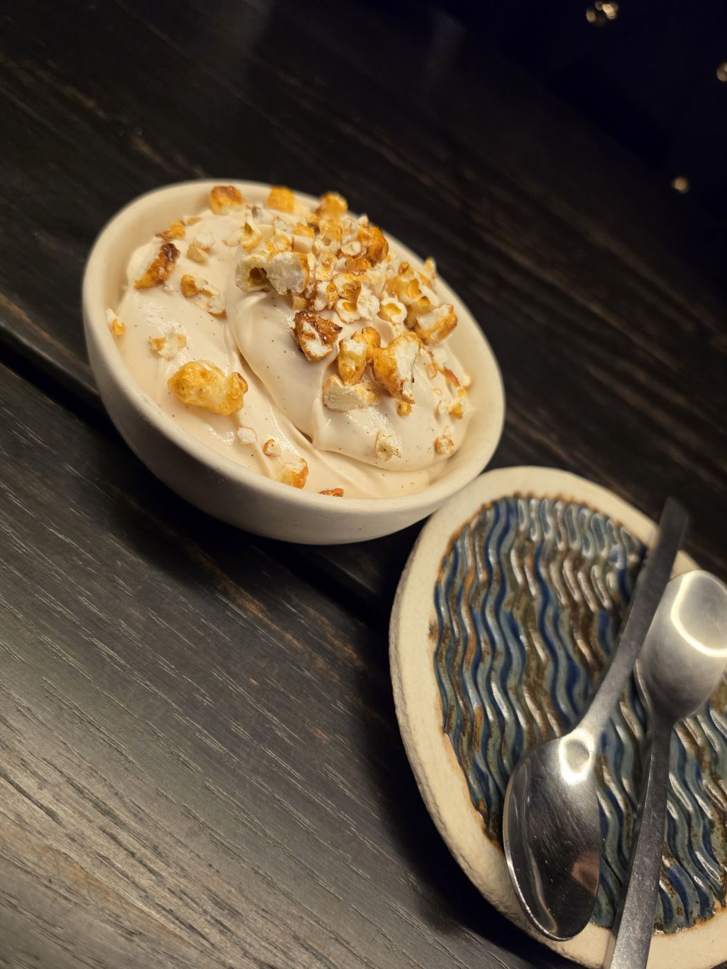 Pan de elote sin harina, nata de leche de cabra con pelos de elote y palomitas caramelizadas